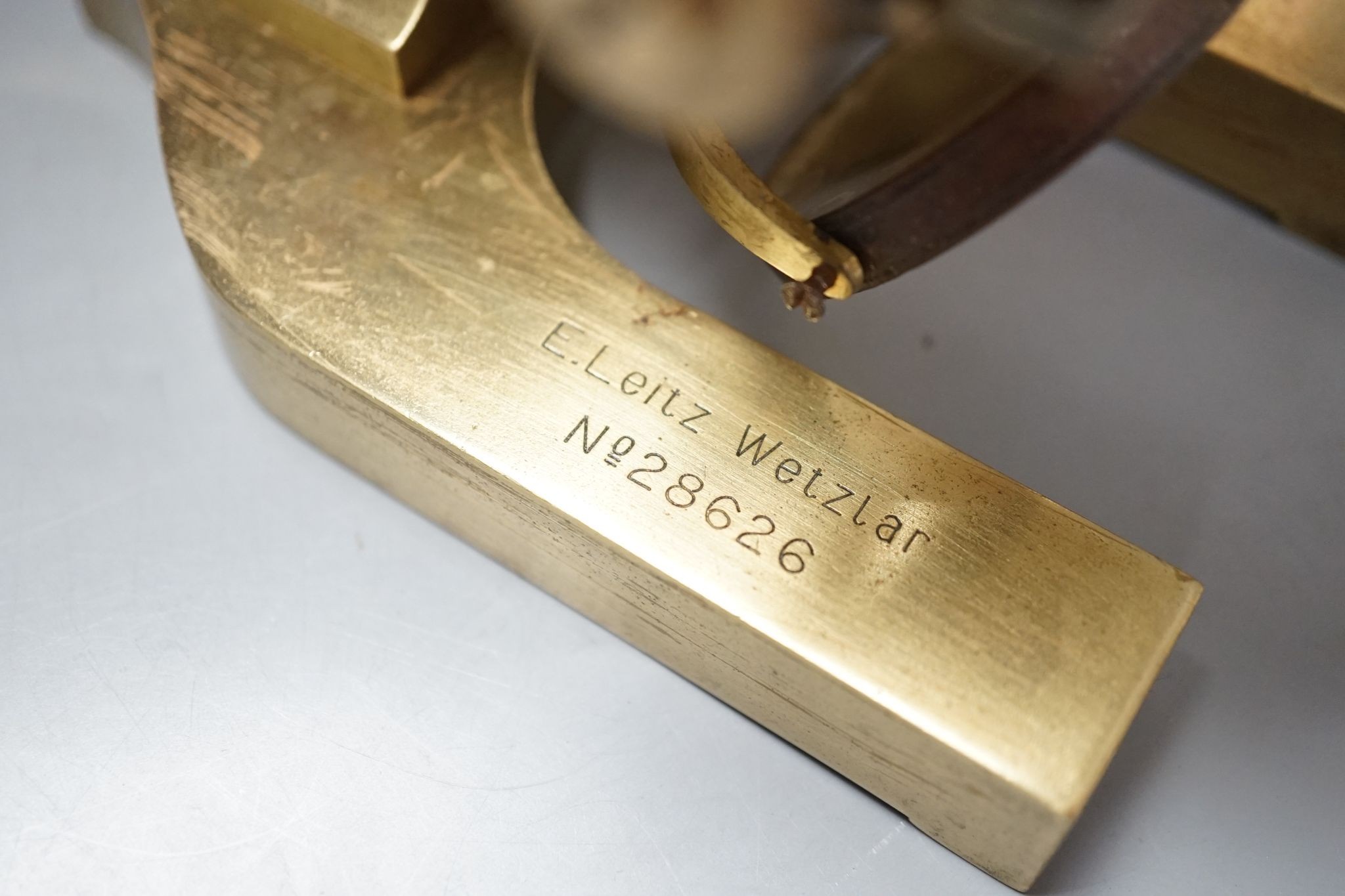 A brass E.Leitz Wetzlar microscope, serial number 28626, in original case